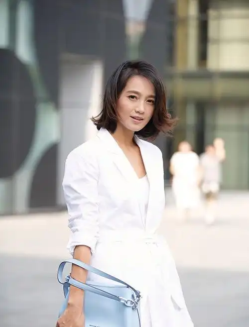 朱丹高调美一回了波波头短发搭配连衣裙一点不像38岁时尚辣妈