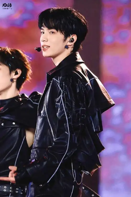 刘耀文超话    94  #刘耀文楼间楼演唱会#    last night -时代少年