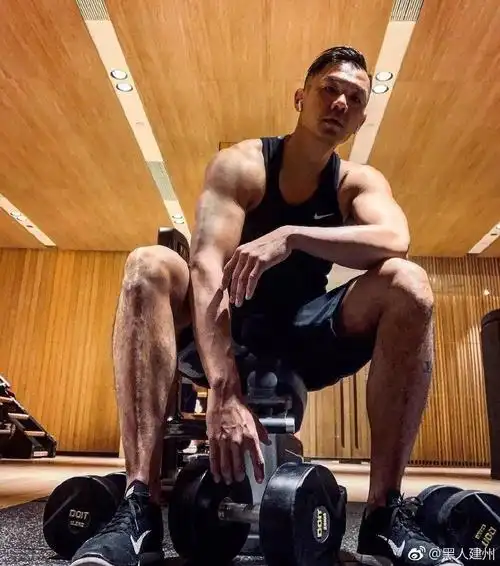 黑人陈建州从250磅的大胖子逆袭成肌肉猛男自律的人就是这么疯狂