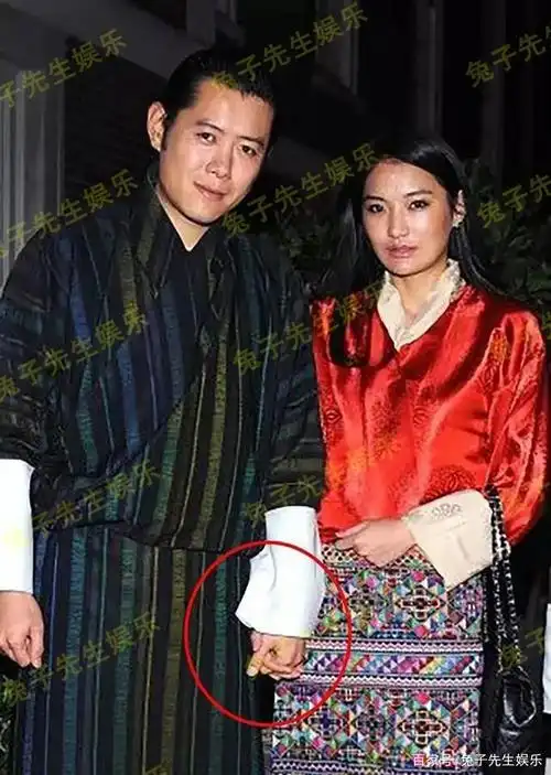 40岁不丹国王真可爱,用手指在30岁王后衣袖上画圈圈,爱得很纯真