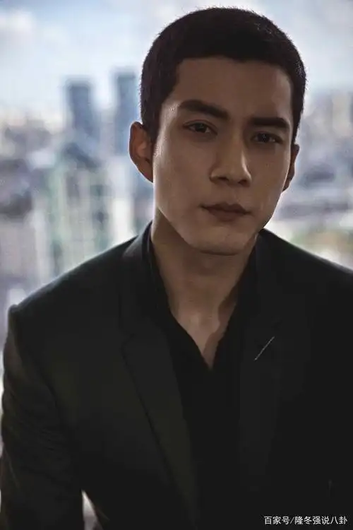 剪了寸头发型之后,颜值更是蹭蹭蹭往上涨,形象更加男子汉,真是让不少