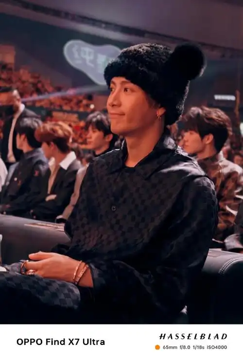 王嘉尔井柏然内场同框##微博之夜内场