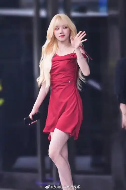 宋雨琦奔跑吧发布会上班红裙金发大波浪太美了