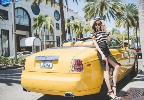 黄色敞篷劳斯莱斯度假风香车美女秀