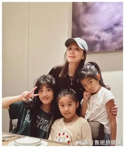 贾静雯全家福好温馨!三个女儿为其庆生,小女儿波妞如今认不出了