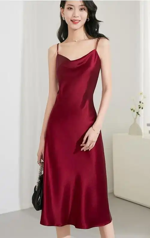 夏日魅力穿搭酒红色与吊带裙相遇让你散发女性魅力