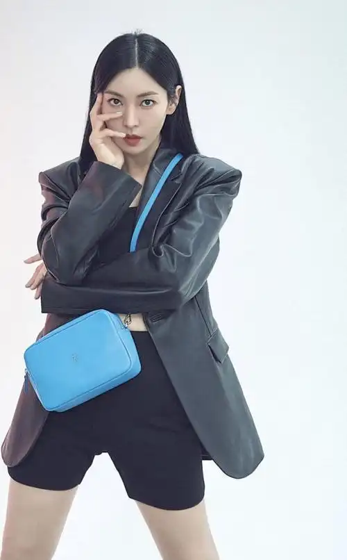 《顶楼3》发布会生图流出,金素妍身材比例绝佳,完全不像40岁