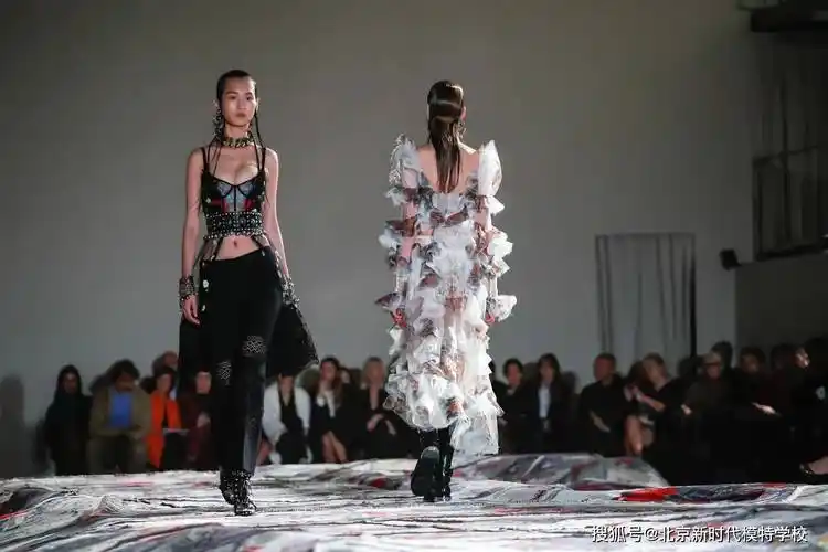 模特们t台走秀如何摆造型