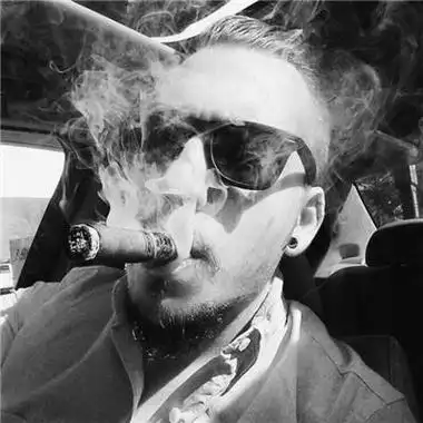 首页123456下一页站内推荐大叔男头像成熟抽烟 图文男人头像沧桑抽烟