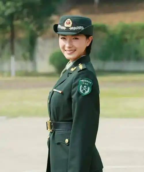 这8位女星的军装,个个英姿飒爽,明媚动人_陈数_闫妮_佟丽娅
