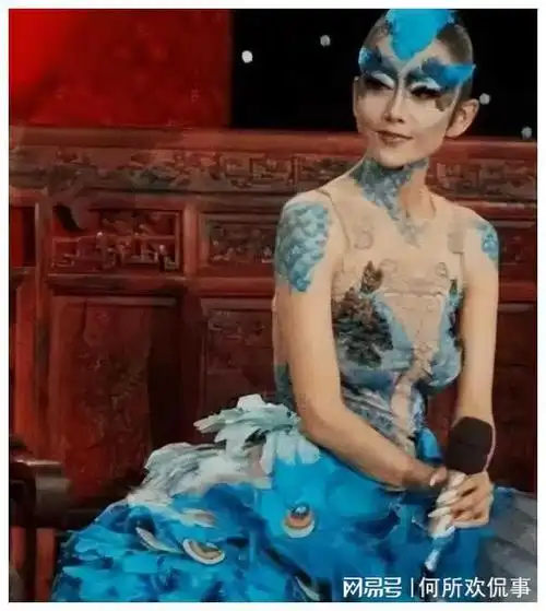 杨丽萍惊艳全场身穿画衣闪耀舞台细节惊为天人