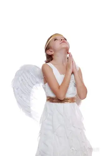 小女孩向上帝祈祷