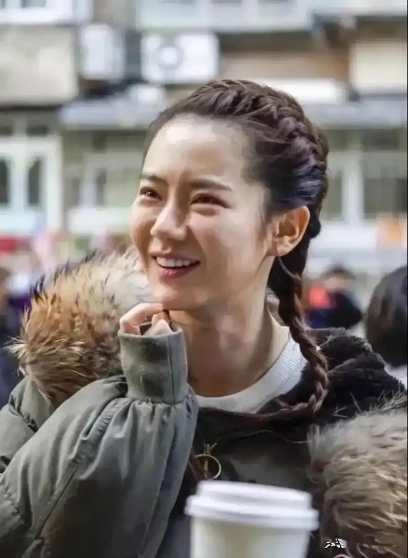 戚薇可真是胆子大,素颜就现身机场,满脸得皱纹清晰可见!