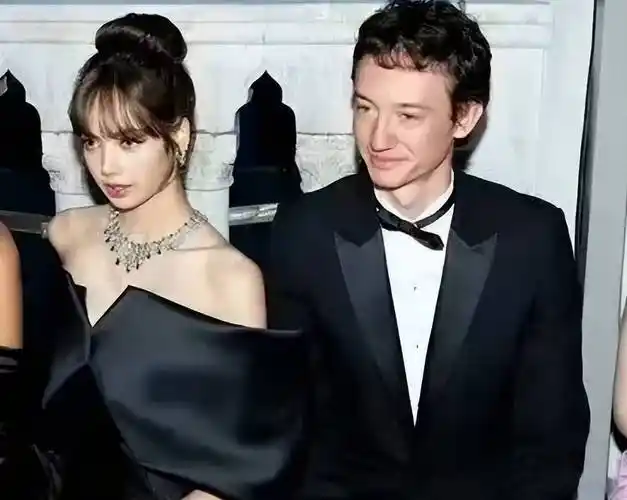 曝lv三公子亲自接机lisa,携母赴法会男友,lisa霸气回应疯马秀_妈妈