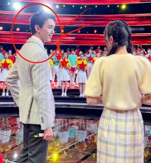 吴磊看热巴眼神怪怪的吴磊对张子枫和热巴的眼神对比