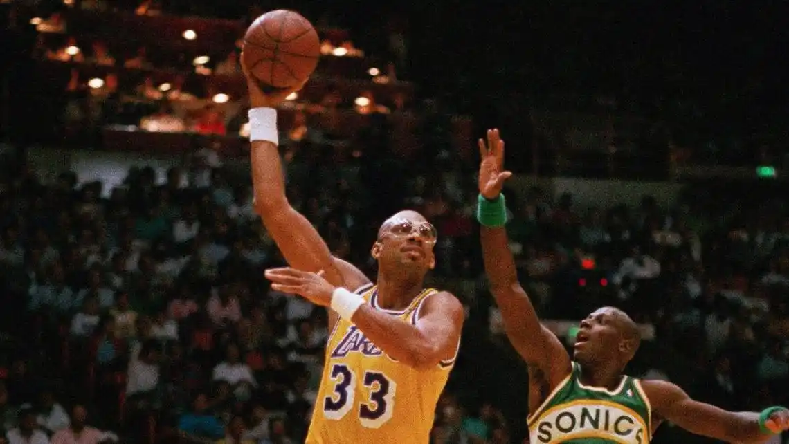 历史上的今天:贾巴尔打完了职业生涯最后一场常规赛_投篮