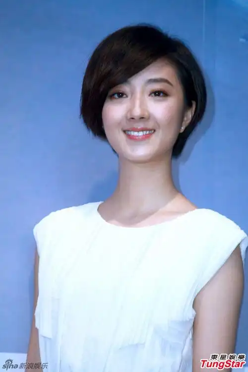 桂纶镁长裙亮相代言优雅文静
