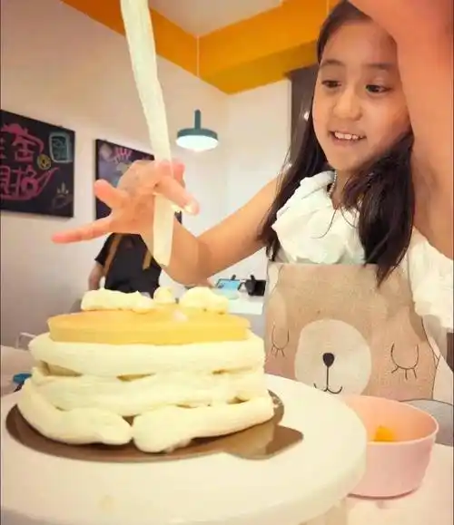 贾静雯晒女儿10岁生日照!咘咘为自己做蛋糕,妹妹波妞皮肤好黑