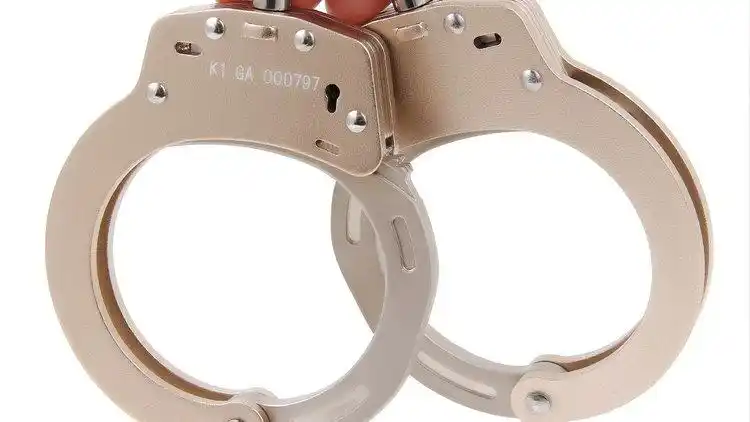 公安部列装的单警手铐,使用时要注意什么?