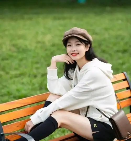 女生可以适当地扮嫩,可爱俏皮的穿搭就很不错,精致又减龄