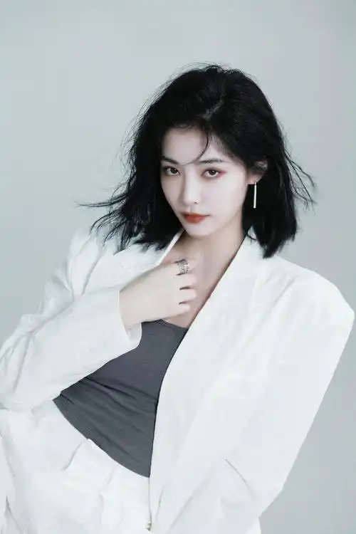 许佳琪白色西装七夕十五宫格##许佳琪七夕写真大片