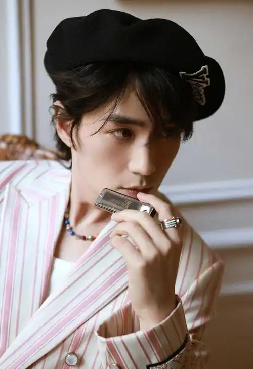 朱一龙颜值引爆网络 让粉丝心动不已的绅士风采|西装|贝雷帽|女性身材