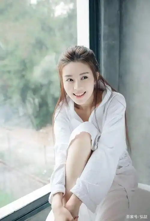 美图分享深大甜美校花温心肤白貌美气质很赞