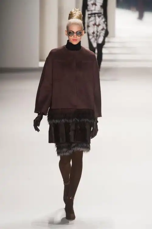 herrera)走向30,40年代风格,弥漫一股融合复古又摩登的美感,开场卡莉