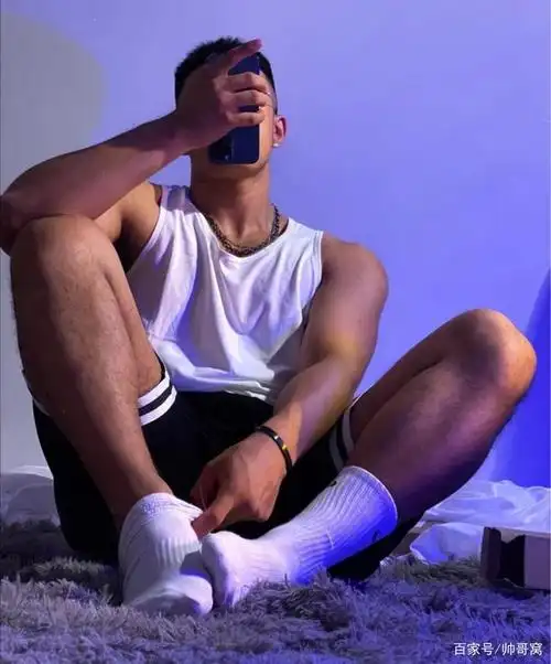 原来白袜子也可以是百搭款,穿上白颜色的袜子,连阳刚硬朗的男生看起来