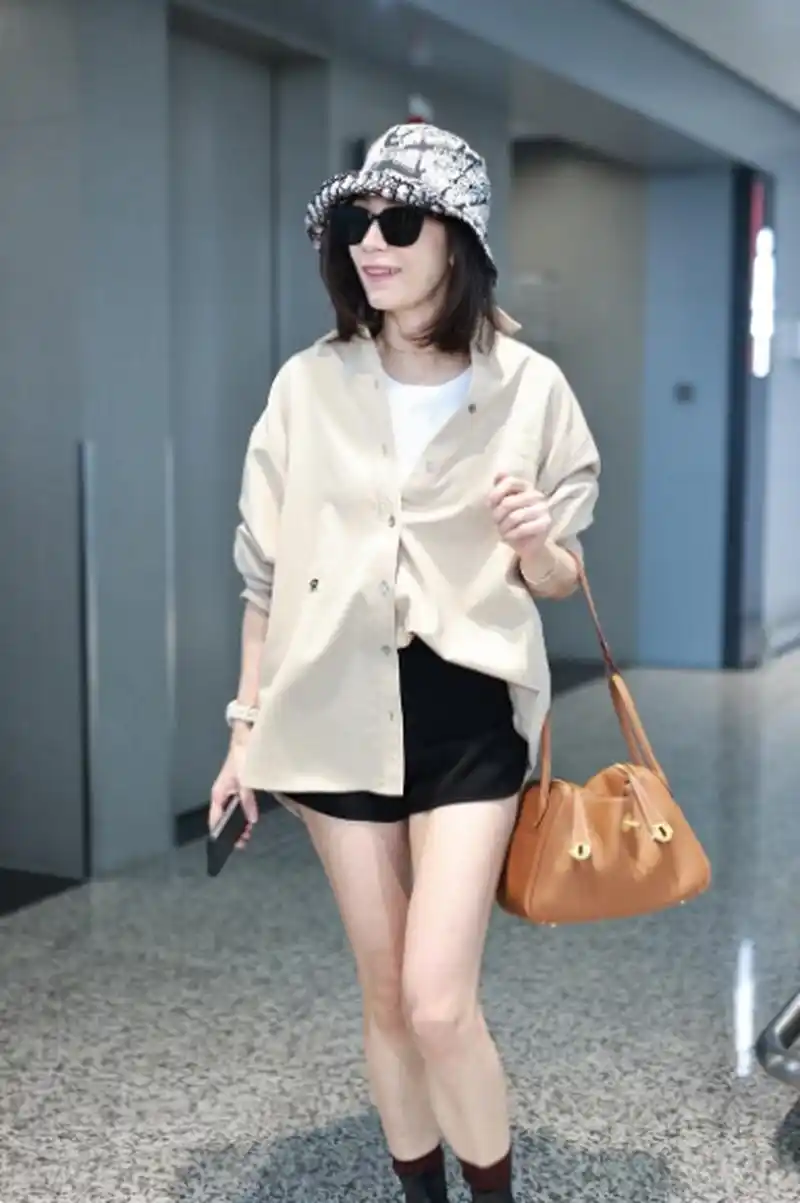 贾静雯最近被拍到在机场的街拍照片,她穿着卡其色衬衫搭配白色t恤