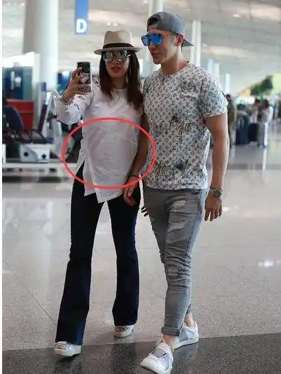 张伦硕钟丽缇夫妇马不停蹄参加活动,人鱼小姐"孕"味十足?