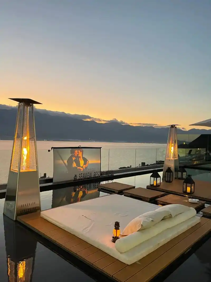 大理漾·璨白海景酒店,太美了女生打卡必住.夕阳下的露天电影, - 抖音