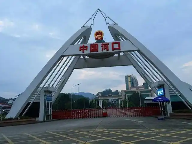 中越边境云南河口,红旗飘扬引驻足,越南感慨:中国走向繁荣富强