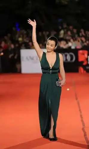 原创郝蕾五官挺一般,身材目测有130斤以上,穿深v裙照样迷人!