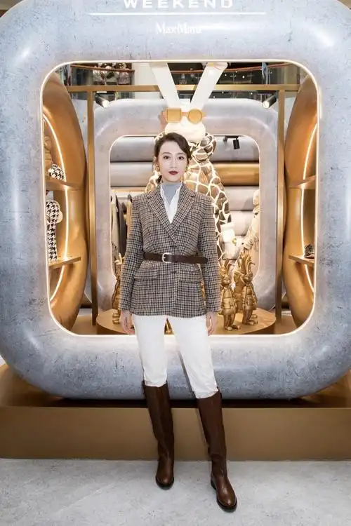 王鸥猎装英伦风气质迷人
