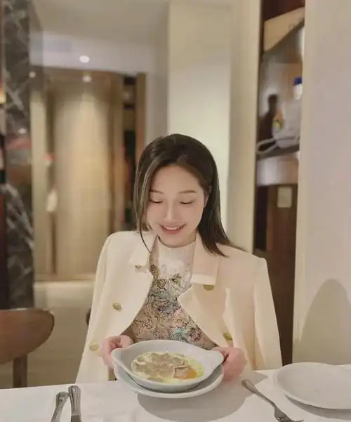 王嘉尔何超莲:来香港请吃.