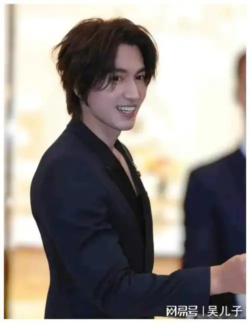 言承旭47岁风采不施医美自然老去亦颜值在线