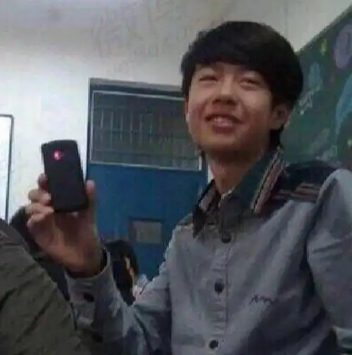 王一博学生旧照公开肤色黝黑暴露真容这真是同个人