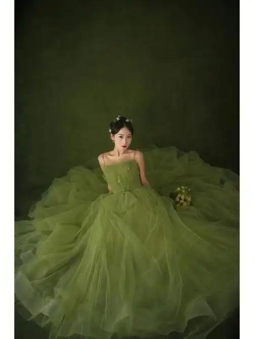 绿色婚纱也是非常美丽的呢