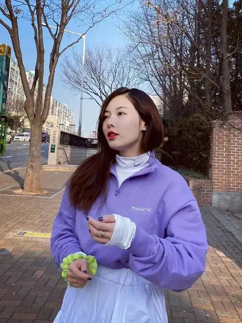 金泫雅罕见"素颜妆"出街,挑战紫色系造型,小野马也能这么甜?