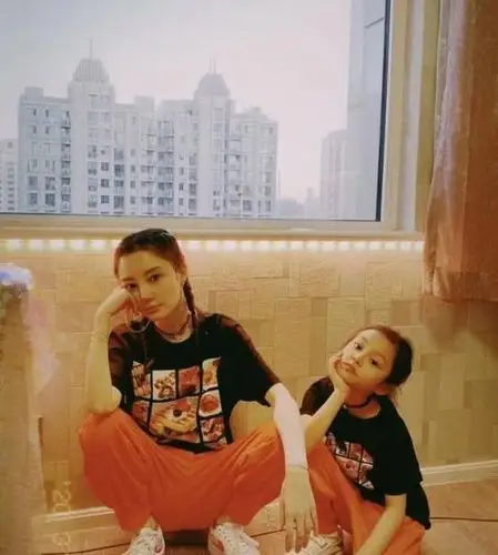 甜馨暴风抽高为李小璐网店当模特