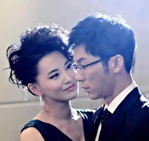 当时因《新上海滩》大火的黄海波就对莫小棋一见钟情.