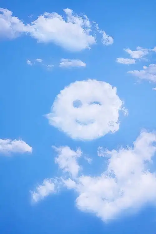 蓝天中微笑的云朵