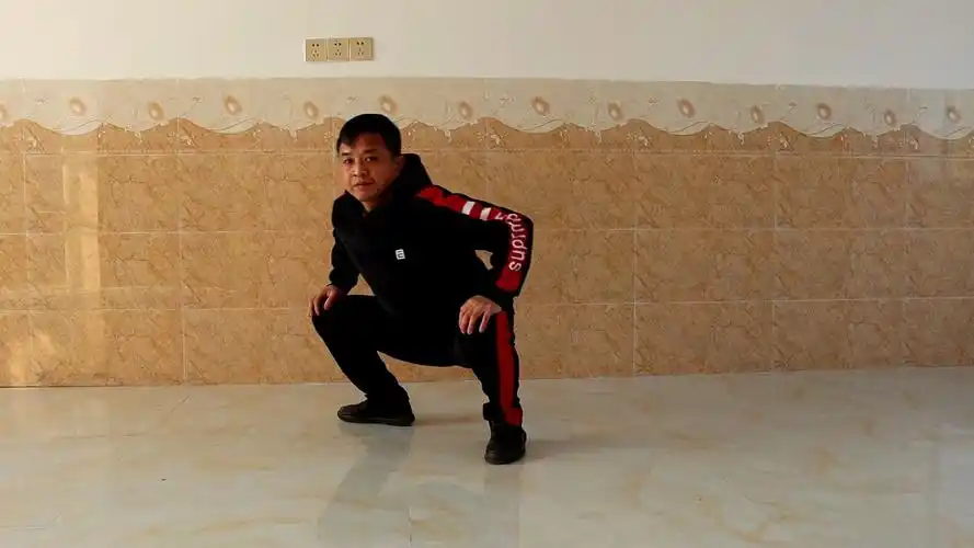 每天早上走100步鸭子步拉伸大腿内侧肾经提升肾气让你精神一整天