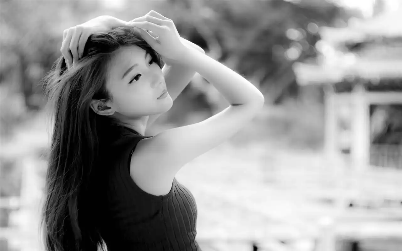 个性风格清纯美女黑白桌面壁纸