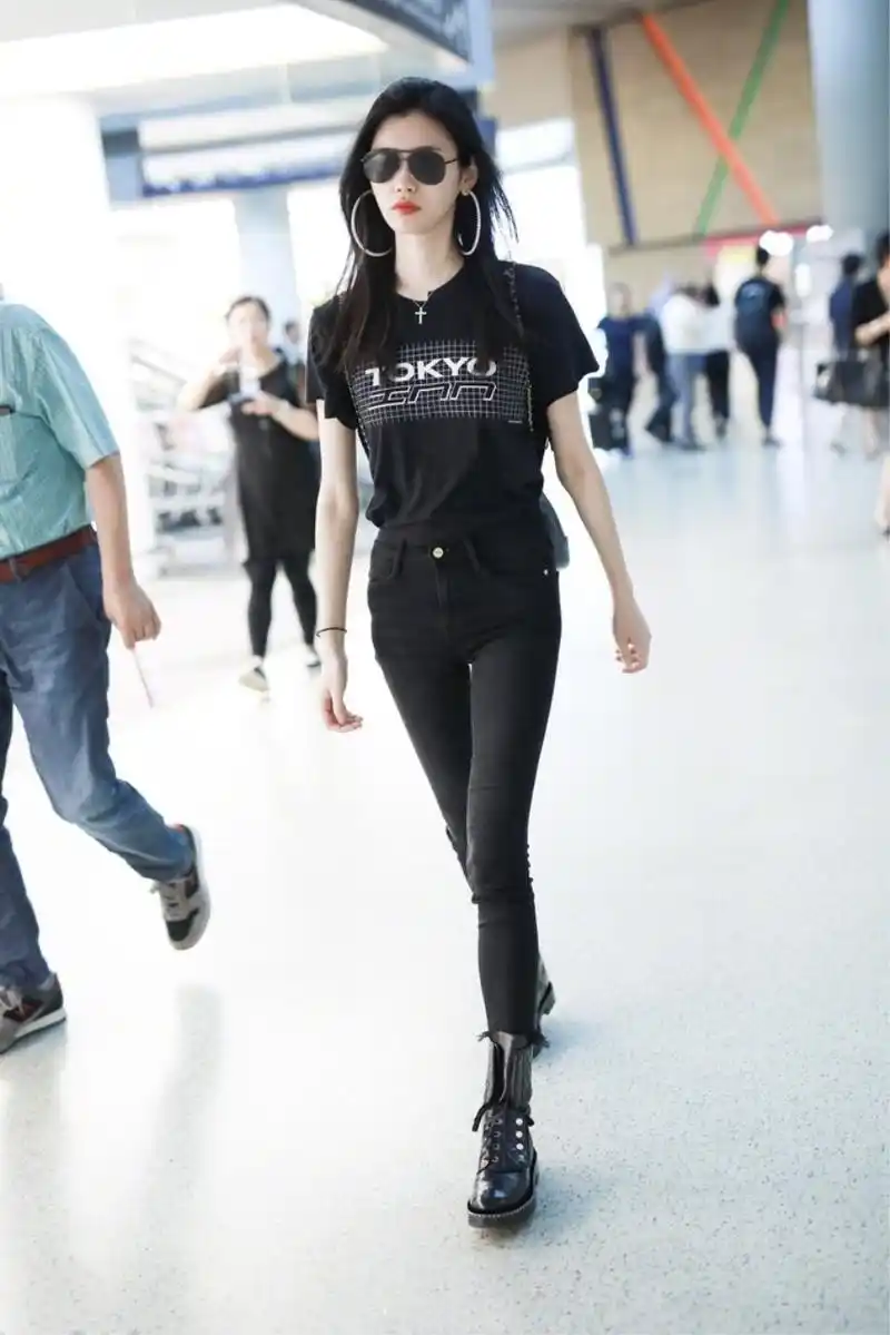 178cm奚梦瑶体重居然只有49kg怪不得机场秀敢这么穿