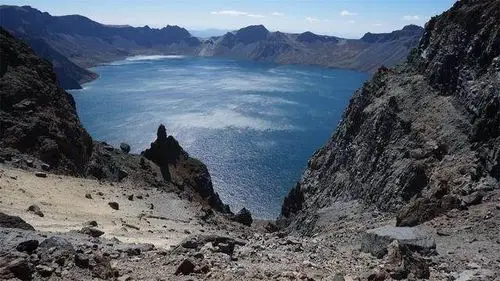 中国最大的火山湖,现为我国国境象征