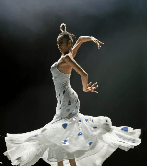 杨丽萍10年不摘下帽子原以为是造型摘下帽子后让人感慨不已