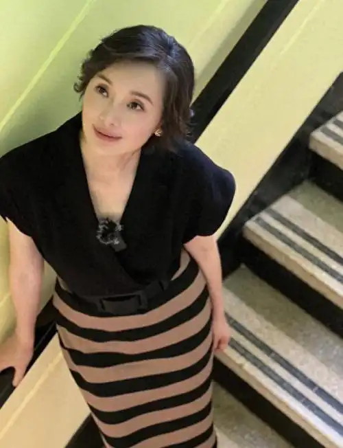 吴越新烫了微卷短发年轻20岁,一身优雅穿搭亮相,美得像换了个人