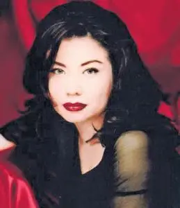 她是黄家驹的女友曾冒充家驹未亡人更是黄家强和歌迷最恨的人